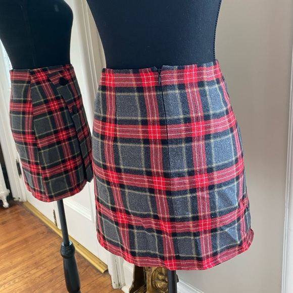Red and Black Plaid mini skirt - Picture 2 of 5